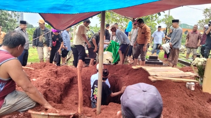 Sekeluarga Tewas di Ciputat Tangsel, Ibu dan Anak Dimakamkan di Satu Liang Lahat