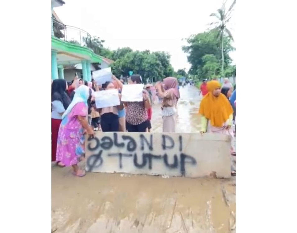 Kompak Warga Dengung Lebak, Tutup Paksa Akses Jalan, Bertahun-tahun Rusak Parah dan Tidak Tersentuh Perbaikan