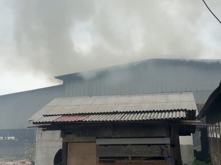 Dikepung Asap PT CBS, Warga Kampung Kelungbaya, Ngaku Sering Alami Sesak Nafas