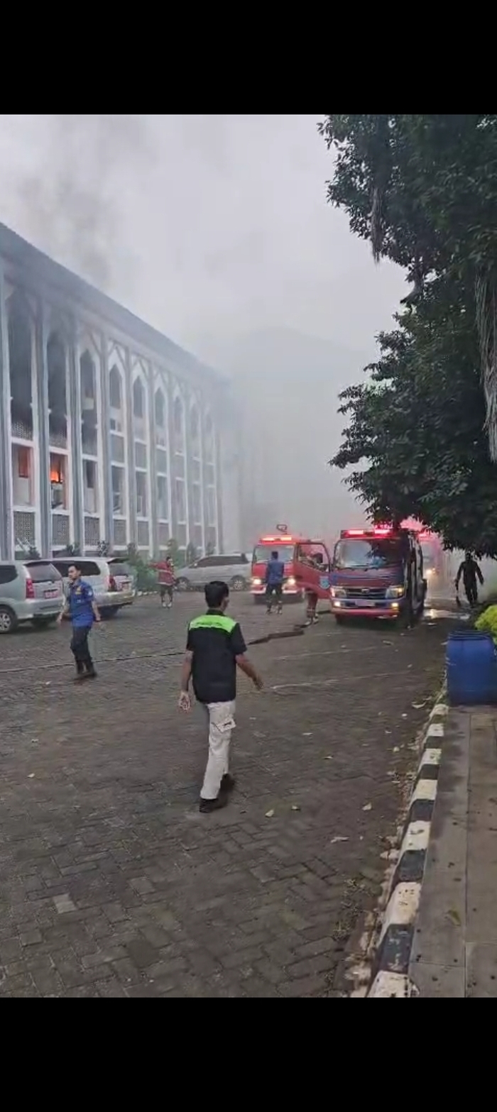 Kampus UIN Ciputat Terbakar, Gedung Rektorat Ludes Dilahap Si Jago Merah
