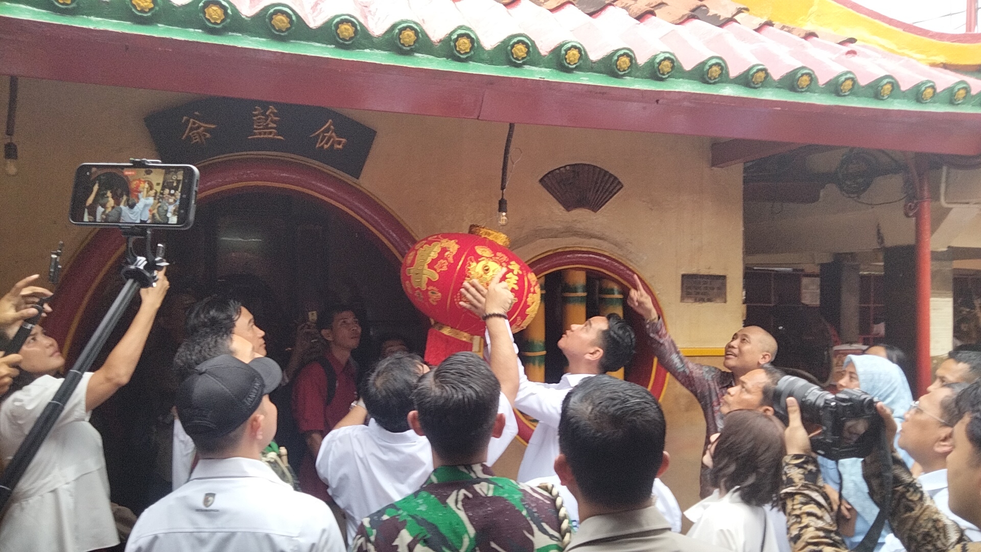 Wapres Gibran Sambangi Vihara Boen Tek Bio Kota Tangerang, Ikut Menghias Pernak-Pernik Imlek