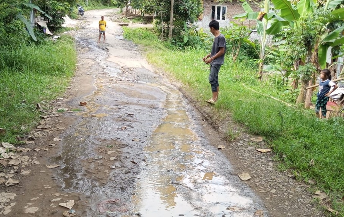 Warga Geram, Gegara Bangun Hotel Dikampung Babakan, Ciberem Air Tumpah Genangi Jalan Poros Desa