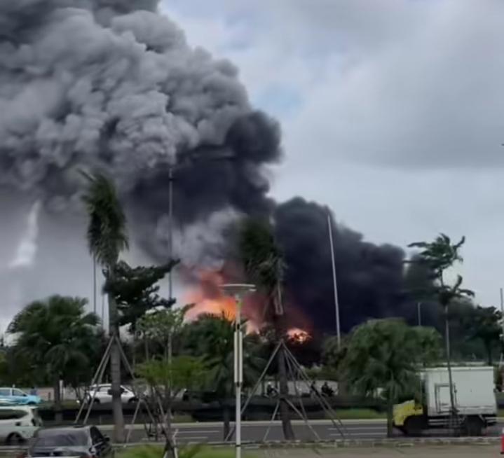 Kebakaran Besar Lahap Gudang di Dadap Tangerang