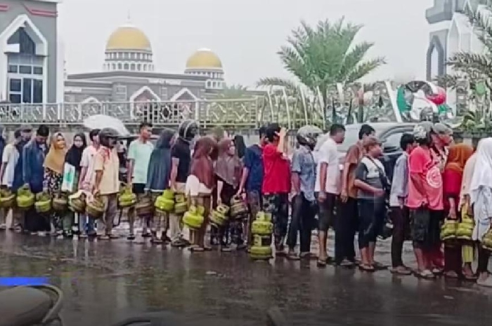 Masyarakat Keluhkan Kebijakan Baru Pembelian Gas Elpiji 3 Kg di Pangkalan, Sebabkan Antrean Panjang