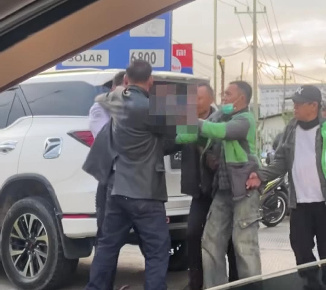 Usai Ditegur Serobot Antrian, Sopir Pajero Lakukan Penganiayaan Pada Kernet Bis Damri
