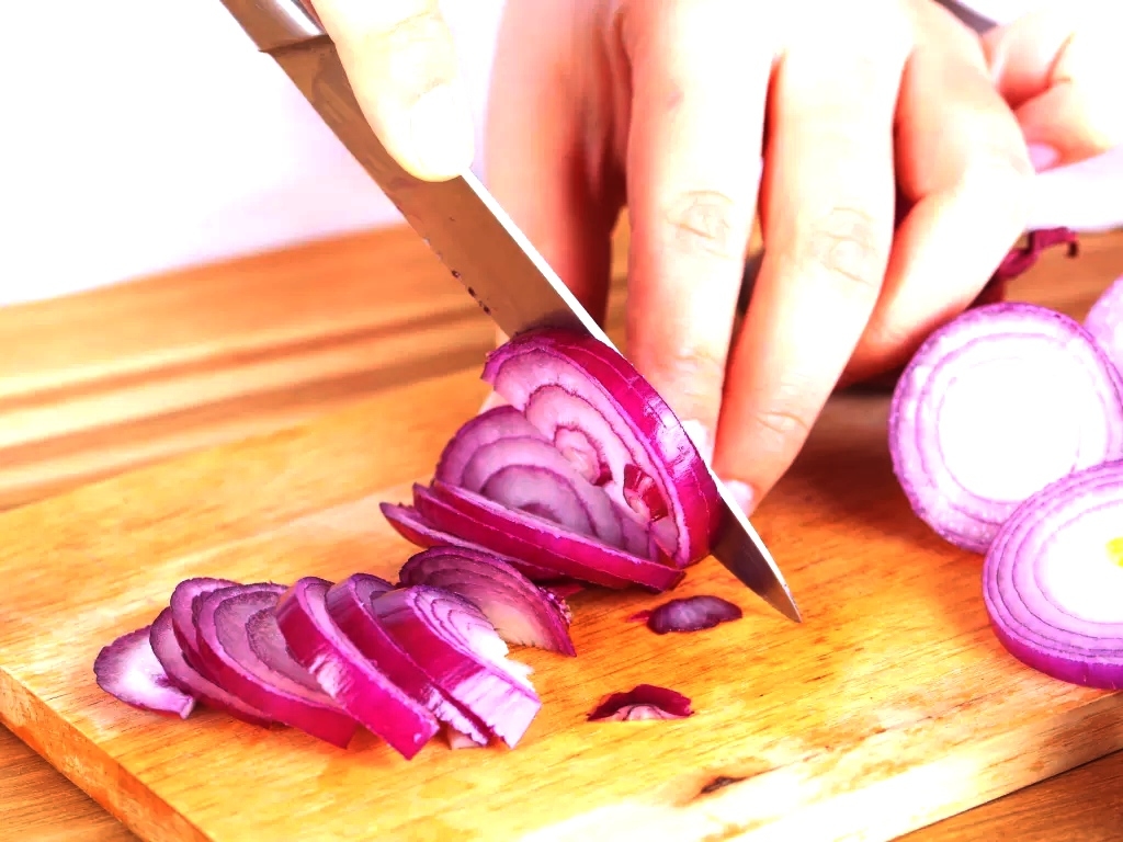Kupas Bawang Tanpa Drama: 3 Trik Jitu Bikin Pekerjaan Memasak Jadi Lebih Cepat!