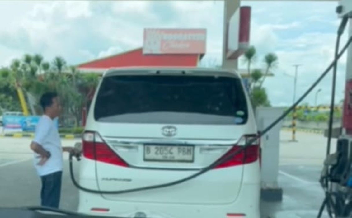 Mobil Mewah Alphard Isi BBM Jenis Petralite, Terciduk di Area Km 45 Merak-Jakarta