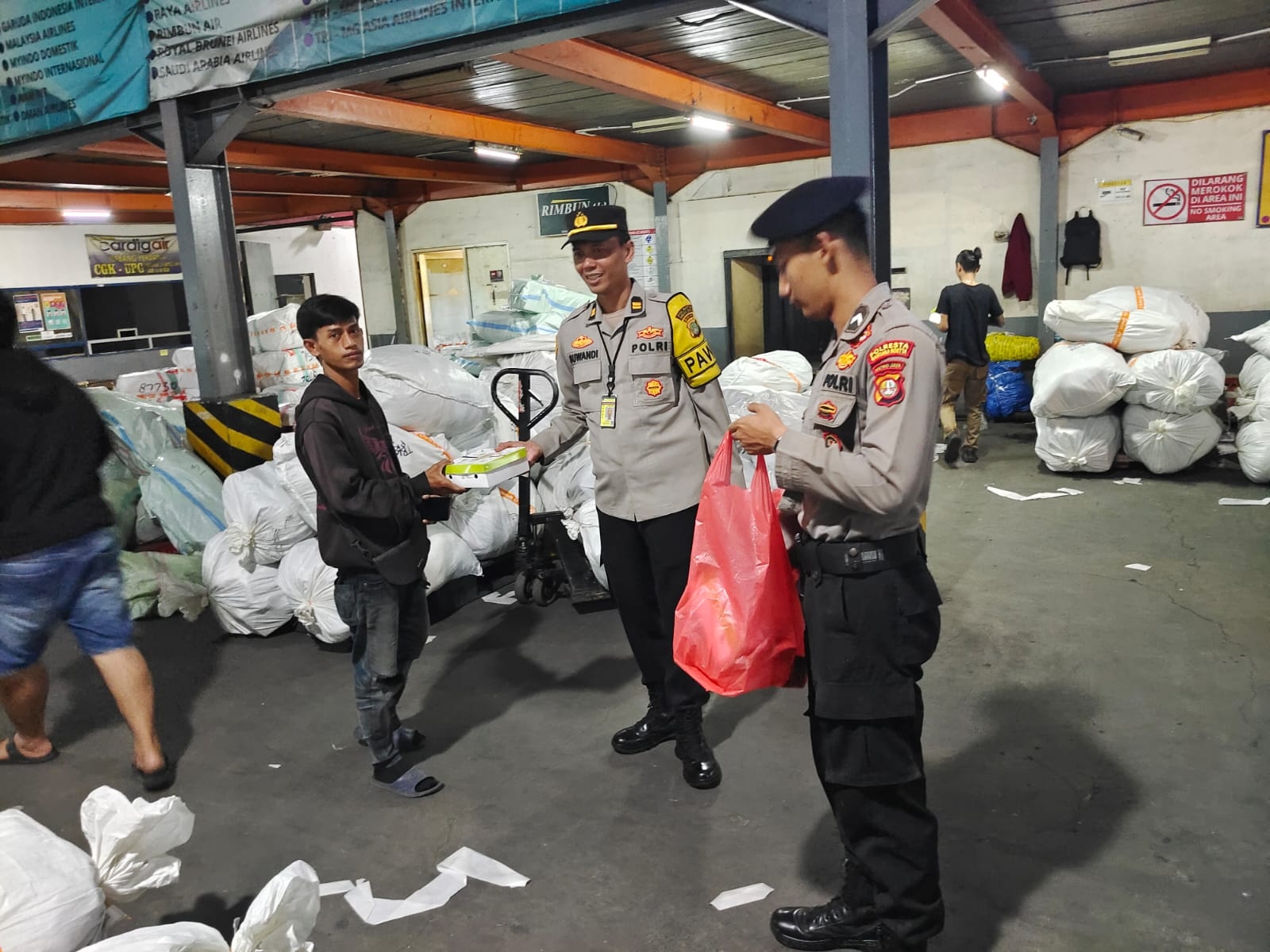 Para Pekerja Kargo di Bandara Soetta Didatangi Polisi Jelang Waktu Sahur