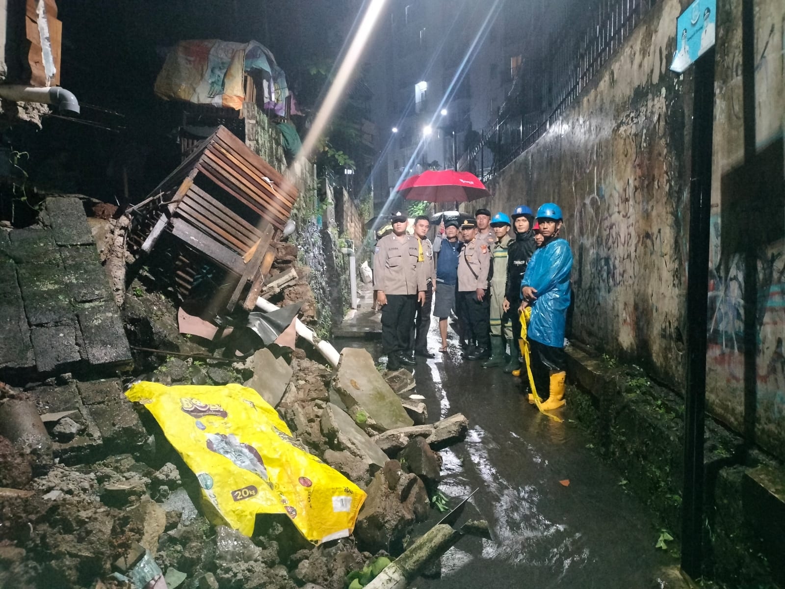 Hujan Deras Picu Longsor, Pondasi Dua Rumah di Ciputat Timur Ambrol