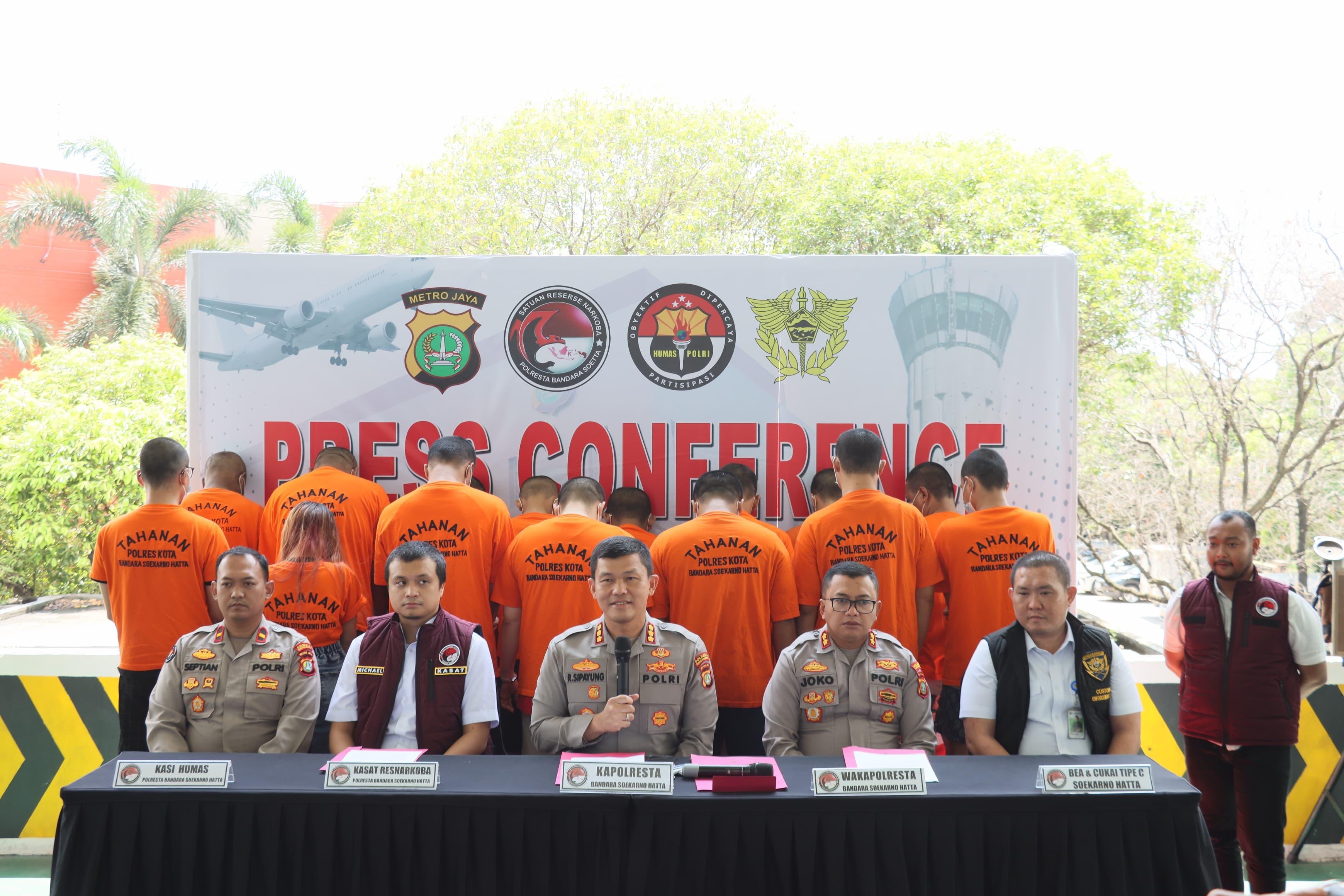 Penumpang di Bandara Soetta Bawa 2 Koper Liquid Etomidate Diringkus Polisi