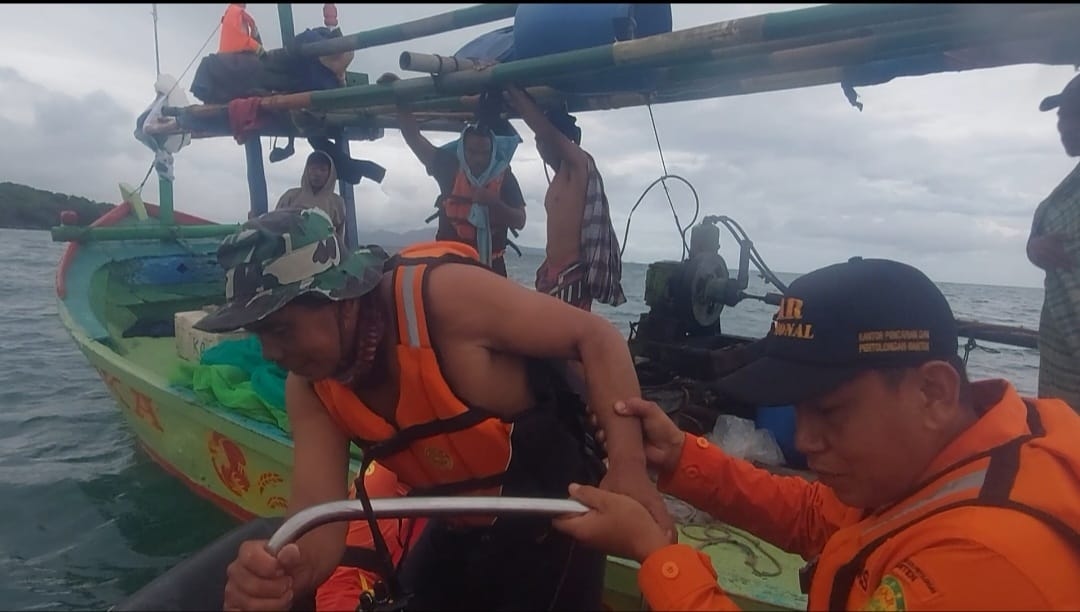 Basarnas Banten Selamatkan 6 Nelayan yang Terombang-ambing di Perairan Pulau Pamujaan