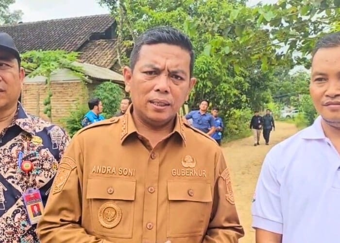 Viral Guru di Pandeglang Jatuh Akibat Jalan Rusak, Andra Soni Turun Tangan