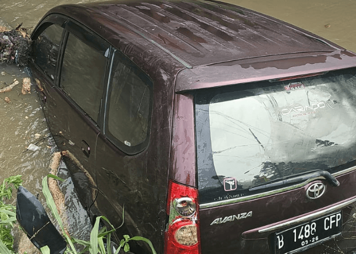 Banjir di Tangerang, Seorang Wanita Hanyut di Dalam Mobil