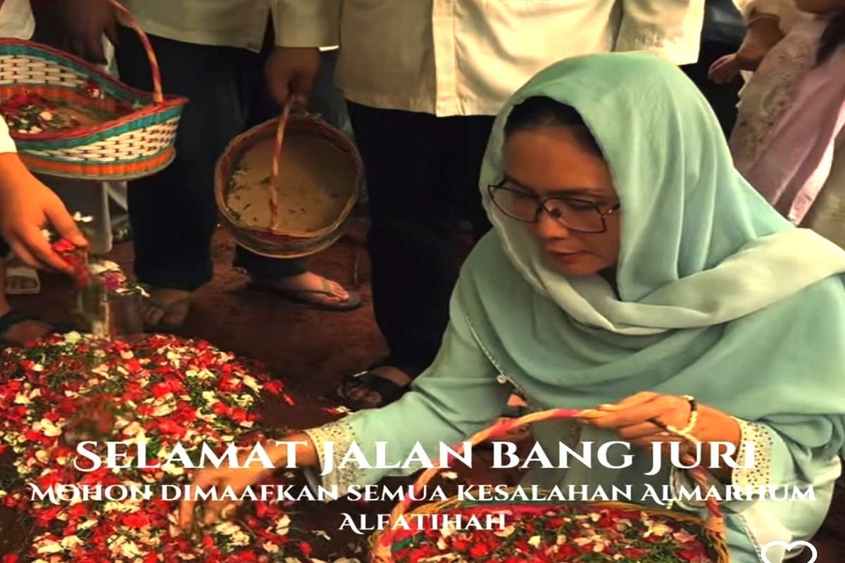 Kepergian Sang Legenda: Mat Solar Tutup Usia, Rieke Diah Pitaloka Berduka Penuh Air Mata