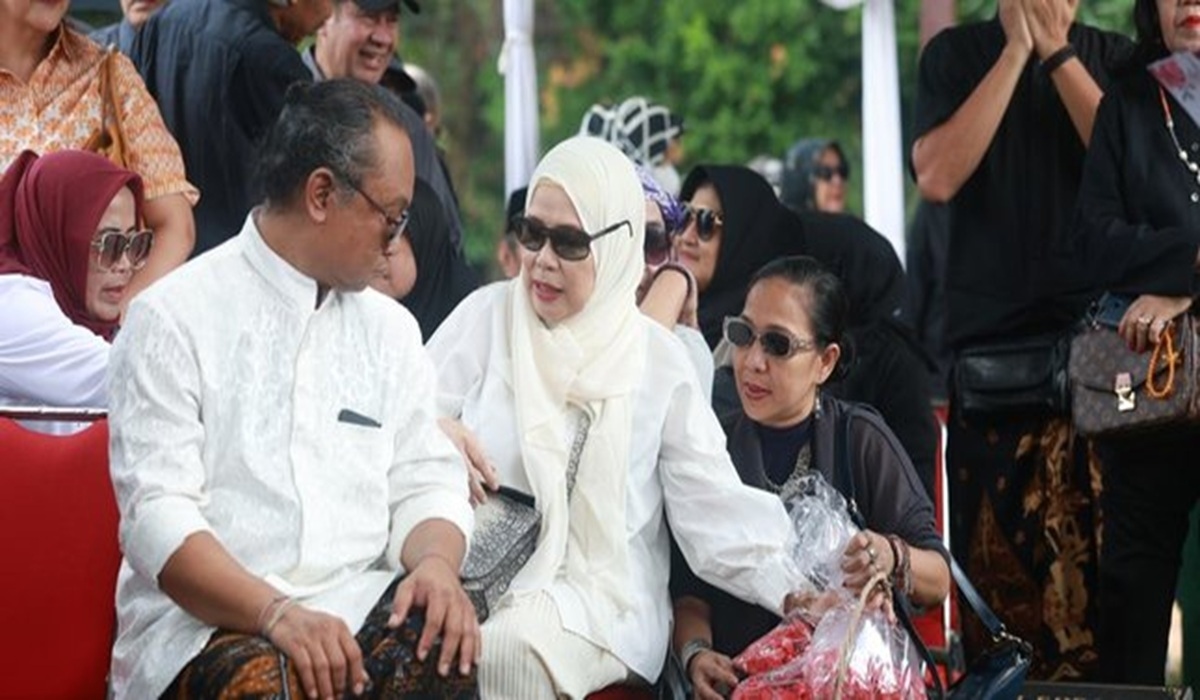Dewi Yull dan Menteri Agama Hadir Menyalatkan Jenazah Ray Sahetapy di Masjid Istiqlal Jakarta