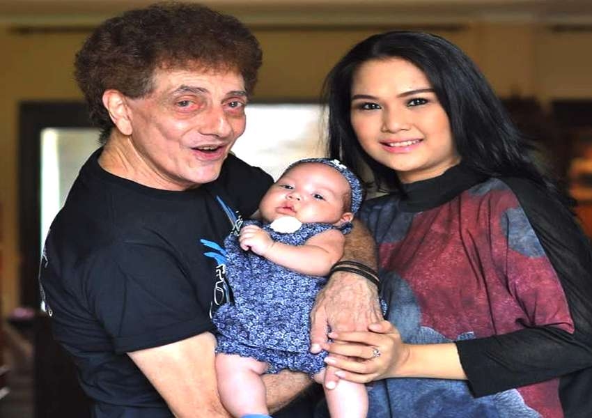 Kisah Cinta Tak Lekang Waktu: Ahmad Albar Kembali Jadi Ayah di Usia Senja dan Harmoni Keluarga yang Menginspirasi
