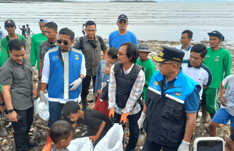 Gubernur Banten Bergotong Royong Dengan Masyarakat, Bersihkan Sampah di Pantai Desa Teluk Labuan Pandeglang