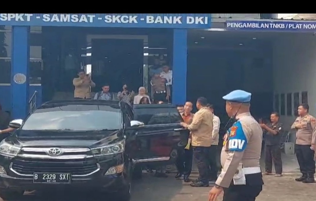 Jokowi Naik Mobil Tak Bayar Pajak Rp6.368.400 saat Laporan Tudingan Ijazah Palsu