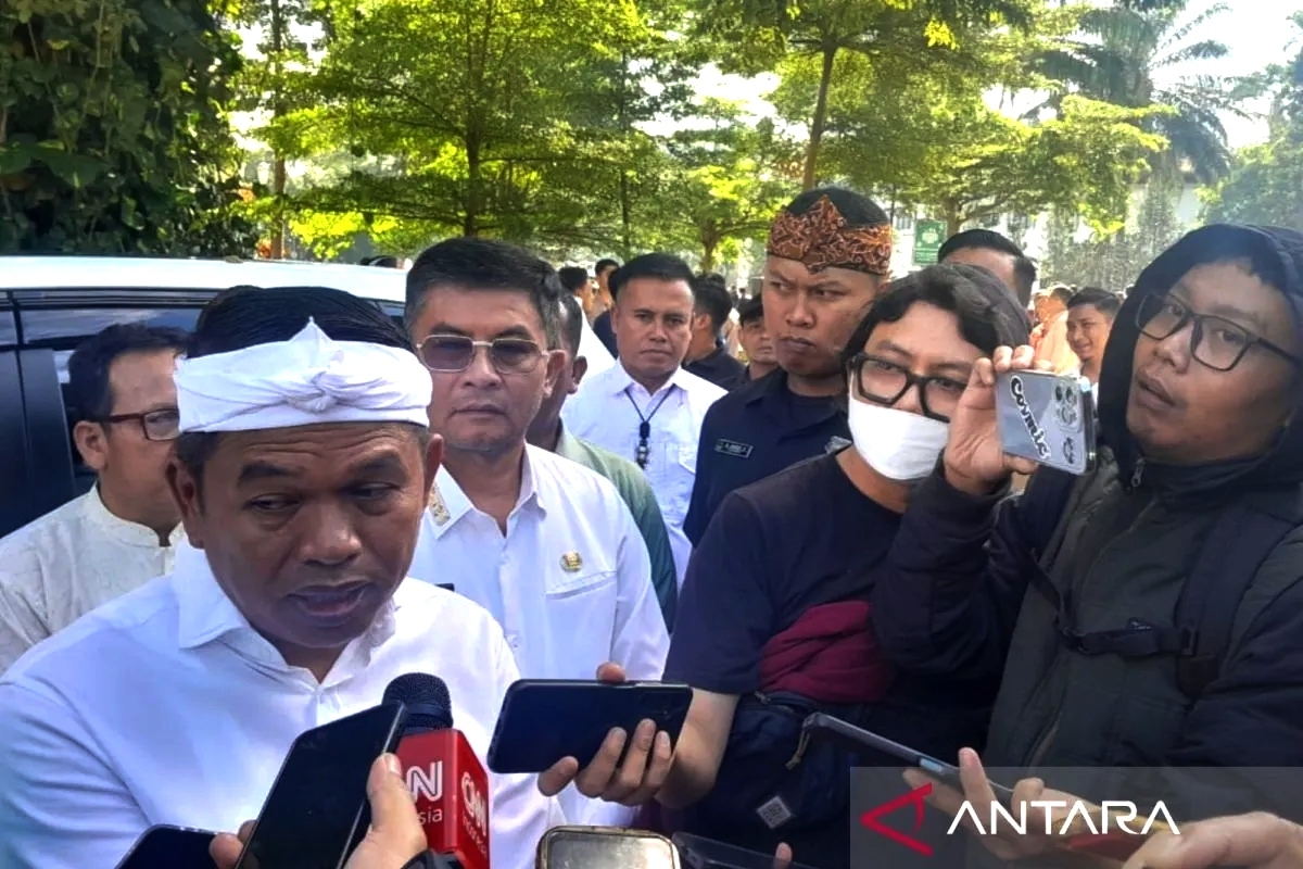 Kontroversi 'Gubernur Konten': Benarkah Dedi Mulyadi Hanya Cari Sensasi? Analisis Mendalam Adi Prayitno Ungkap Fakta Mengejutkan!