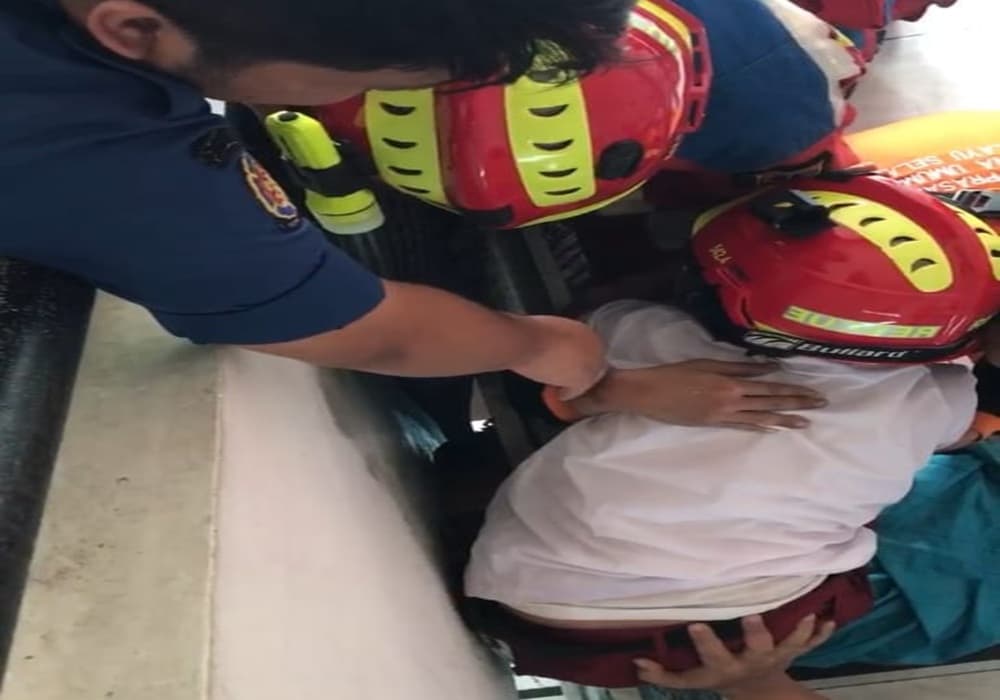 Petugas Damkar Jaktim Berhasil Selamatkan Siswa SDN 17 Pagi Utan Kayu Selatan Setelah 2 Jam Terjepit Ditangga Sekolah