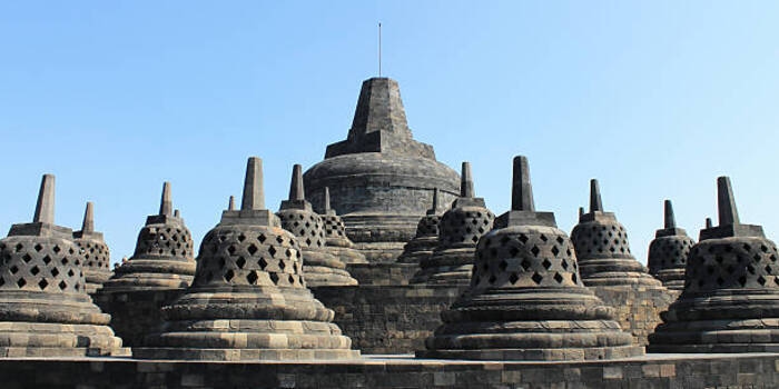 Momen Langka di Borobudur: Presiden Macron Sentuh Patung Budha di Stupa Tertinggi, Didampingi Prabowo