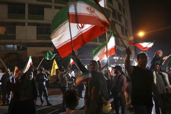 Rakyat Iran Tumpah Ruah di Jalan, Rayakan Gencatan Senjata dan Klaim Kemenangan atas Israel