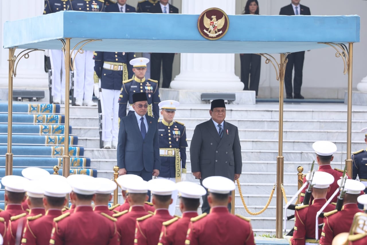 Momen Hangat Prabowo Sambut Perdana Menteri Anwar Ibrahim di Jakarta