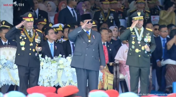 Prabowo Beri Tanda Kehormatan Bintang Bhayangkara Nararya kepada Tiga Polisi Berprestasi