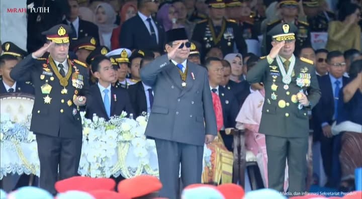 Prabowo Beri Tanda Kehormatan Bintang Bhayangkara Nararya kepada Tiga Polisi Berprestasi