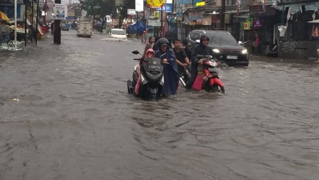 Diguyur Hujan, Genangan Air Capai 120 Cm di Kota Tangerang, Warga Diimbau Waspada