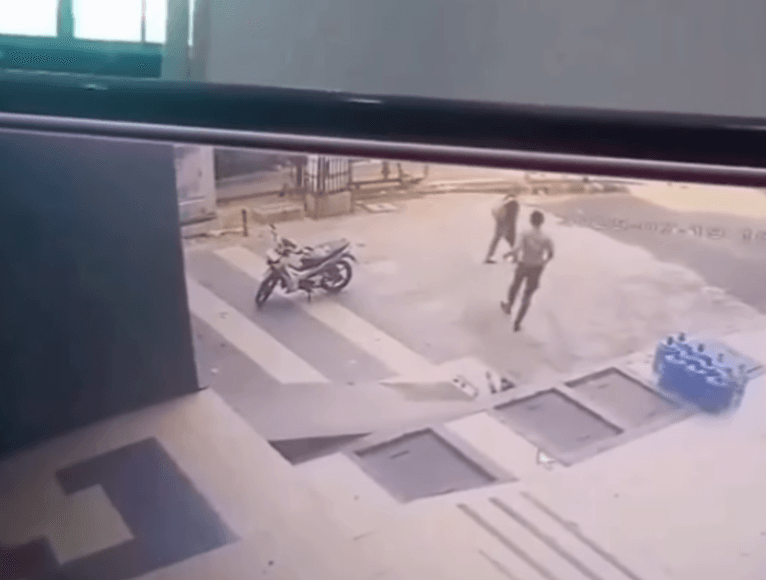 Viral! Oknum Security Diduga Aniaya Pria Berkebutuhan Khusus, Aksi Terekam CCTV