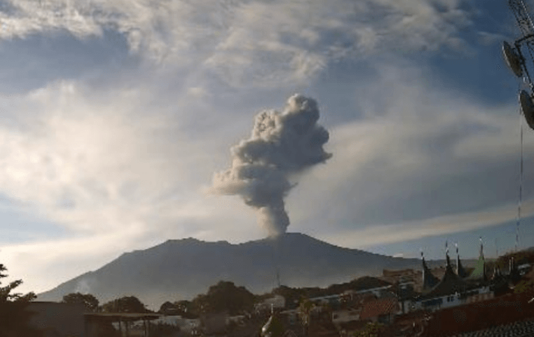 Gunung Merapi Luncurkan 7 Guguran Lava, Warga Diminta Waspada Potensi Awanpanas