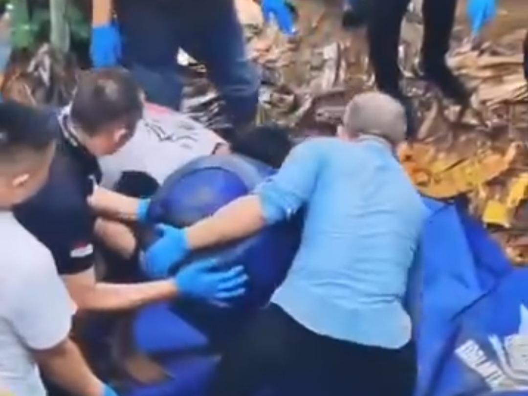 Tong Biru di Sungai Cisadane Ternyata Berisi Mayat Perempuan Tanpa Celana