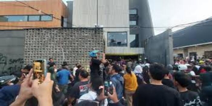 Jam Tangan Mewah Sahroni Kembali dengan Cara Tak Wajar? Pelaku Penjarahan Jadi Sorotan