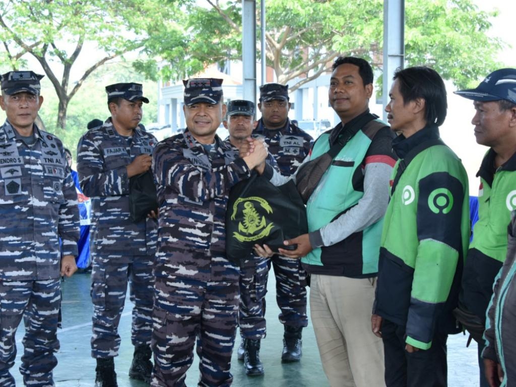 HUT TNI ke 80, Kodiklatal Bagi-Bagi Sembako untuk Ojol dan Warga Sekitar