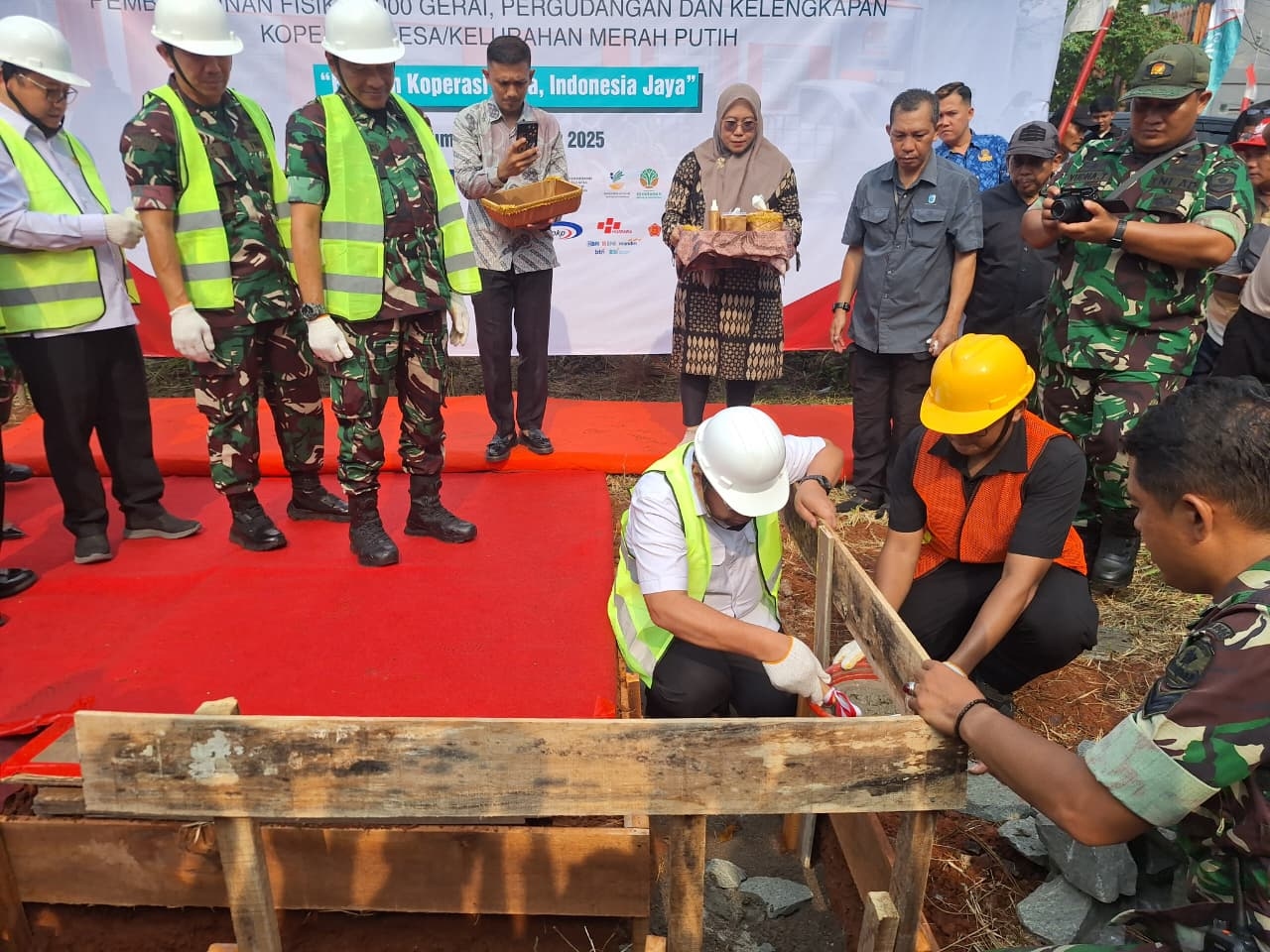 Wali Kota Tangerang Selatan Letakkan Batu Pertama Pembangunan Gudang Koperasi Merah Putih Pondok Aren