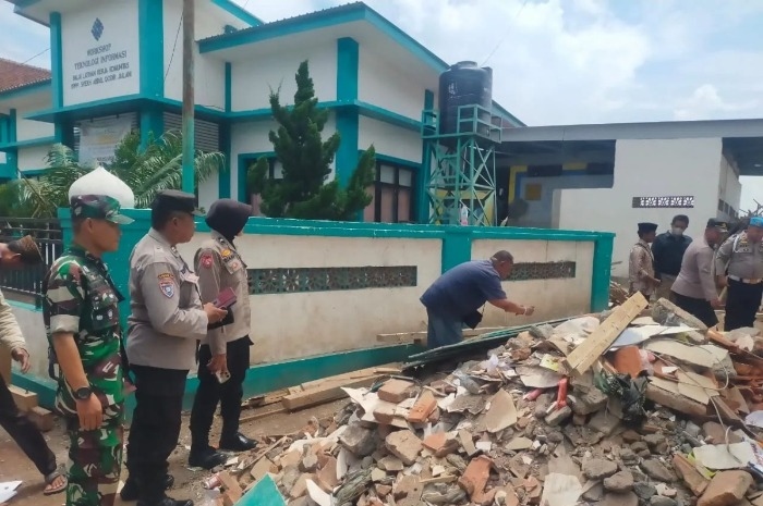 Diterpa Hujan dan Angin Kencang: Atap Asrama Ponpes Situbondo Ambruk Tengah Malam, 1 Santriwati Tewas, Belasan Luka-Luka!
