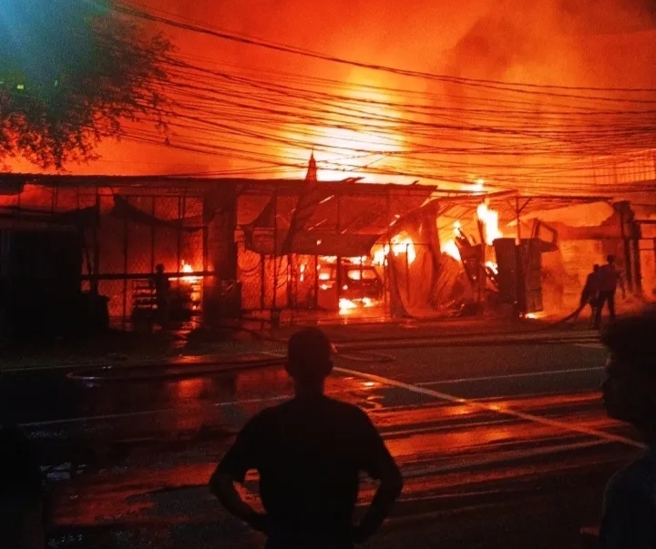 Toko Kayu di Cipondoh Terbakar Dini Hari, Api Cepat Menjalar Bikin Warga Panik