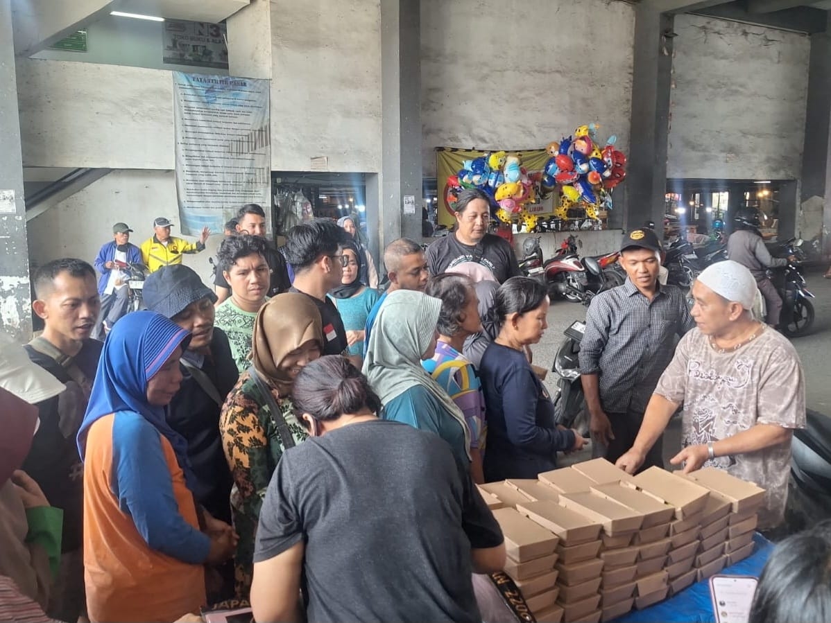 Pedagang Pasar Ciputat Gelar Jumat Berkah untuk Dongkrak Kunjungan, Bagikan 150 Nasi Kotak dan Kerudung