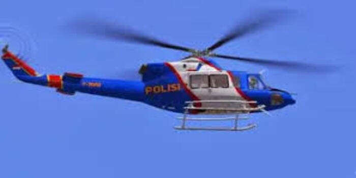 Helikopter Polri Menembus Awan Demi Selamatkan Warga Terisolasi di Taput dan Tapteng