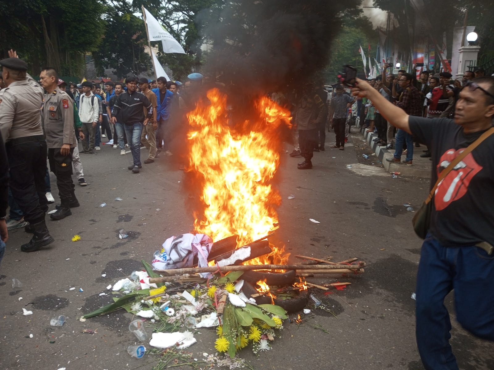 Anggaran Huntara Jadi Sorotan Tajam, Gabungan Mahasiswa Geruduk Kantor Bupati di HUT Lebak