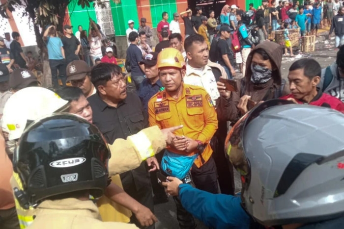 Kebakaran di Jantung Distribusi Pangan, 350 Kios Pasar Induk Kramat Jati Hangus Terbakar