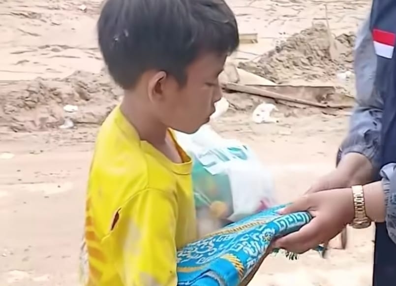 Tak Minta Uang ataupun Mainan, Bocah di Aceh Bikin Haru Relawan Gegara Cuma Minta Sajadah untuk Ibunya