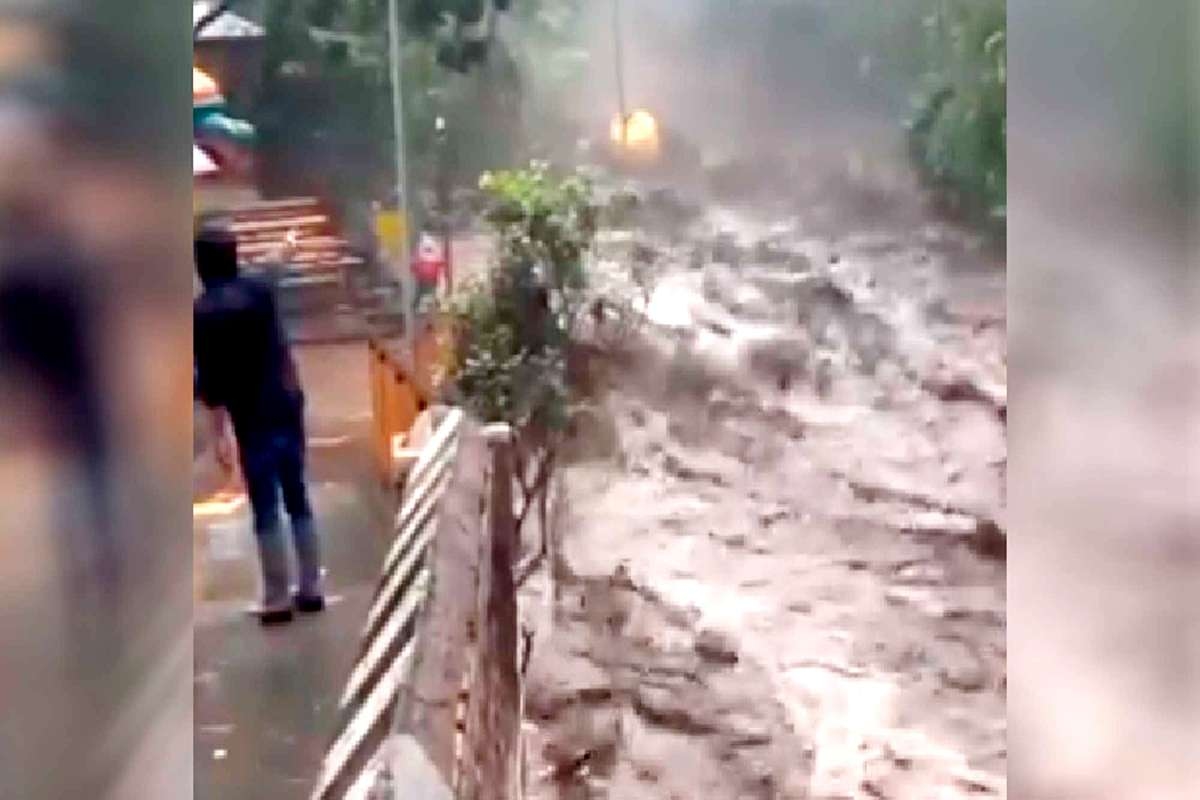 GUCI BERDUKA: Detik-detik Banjir Bandang 'Menelan' Pancuran 13, Wisata Legendaris Tegal Kini Lumpuh