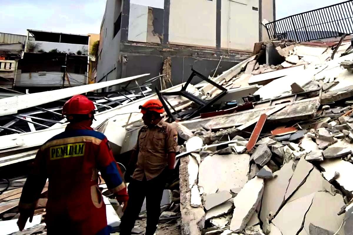 Nyaris Tragedi! Bangunan di Koja Tiba-tiba Ambruk, Anak-Anak Lari Histeris Hindari Reruntuhan
