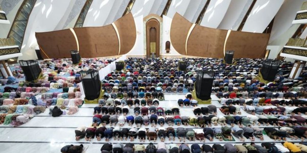 Basuki Salat Tarawih Perdana di Masjid Negara IKN, Kemegahan Rumah Ibadah Baru Bikin Warga Takjub