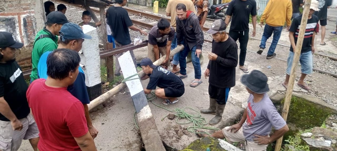 Warga 5 Kampung Lakukan Aksi Protes, Bongkar Patok PT KAI Penutup Akses Jalan