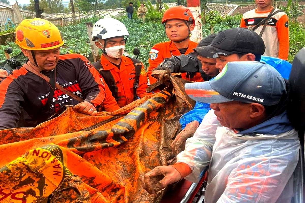 Update Tragedi Longsor Cisarua: 16 Nyawa Melayang, Puluhan Warga Masih Tertimbun Misteri Tanah Labil