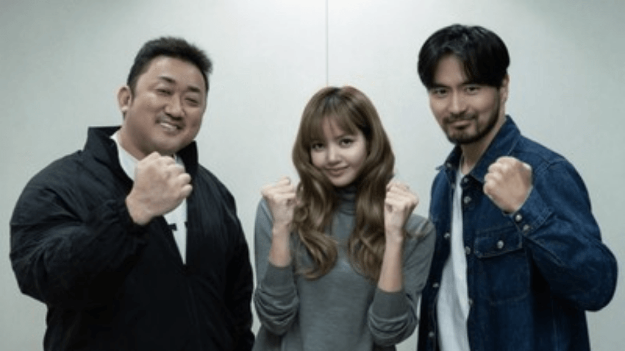 Hujan Tak Hentikan Syuting Film Lisa BLACKPINK di Pintu Air 10 Tangerang