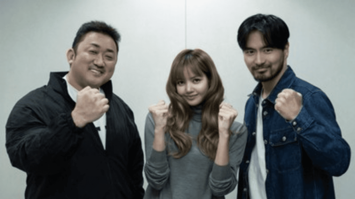Hujan Tak Hentikan Syuting Film Lisa BLACKPINK di Pintu Air 10 Tangerang